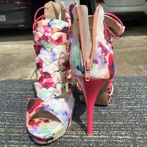 Qupid Floral Heels Size 9.